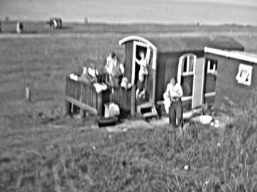 VED STRANDEN 18 - LYSTRUP STRAND, Familien ved den gamle cirkusvogn i starten af 50'erne.jpg